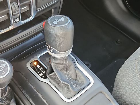 Used 2025 Jeep Wrangler Unlimited Sahara AWD/4WD image 21