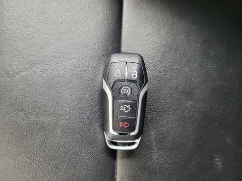 Used 2016 Ford Explorer XLT w/ Equipment Group 202A AWD/4WD image 32