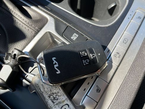 Used 2023 Kia Carnival LX FWD image 21