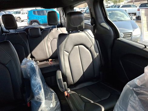 New 2026 Chrysler Pacifica Select FWD image 16