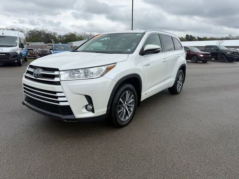 Used 2017 Toyota Highlander XLE AWD/4WD image 3