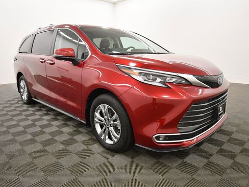 Used 2023 Toyota Sienna Platinum AWD/4WD image 10