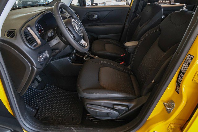 Used 2023 Jeep Renegade Latitude AWD/4WD image 9