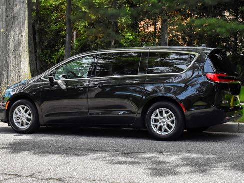 Used 2024 Chrysler Pacifica Touring-L FWD image 5