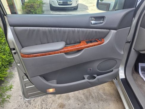 Used 2010 Toyota Sienna XLE Limited FWD image 7