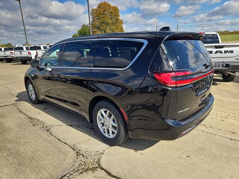 New 2026 Chrysler Pacifica Select image 3