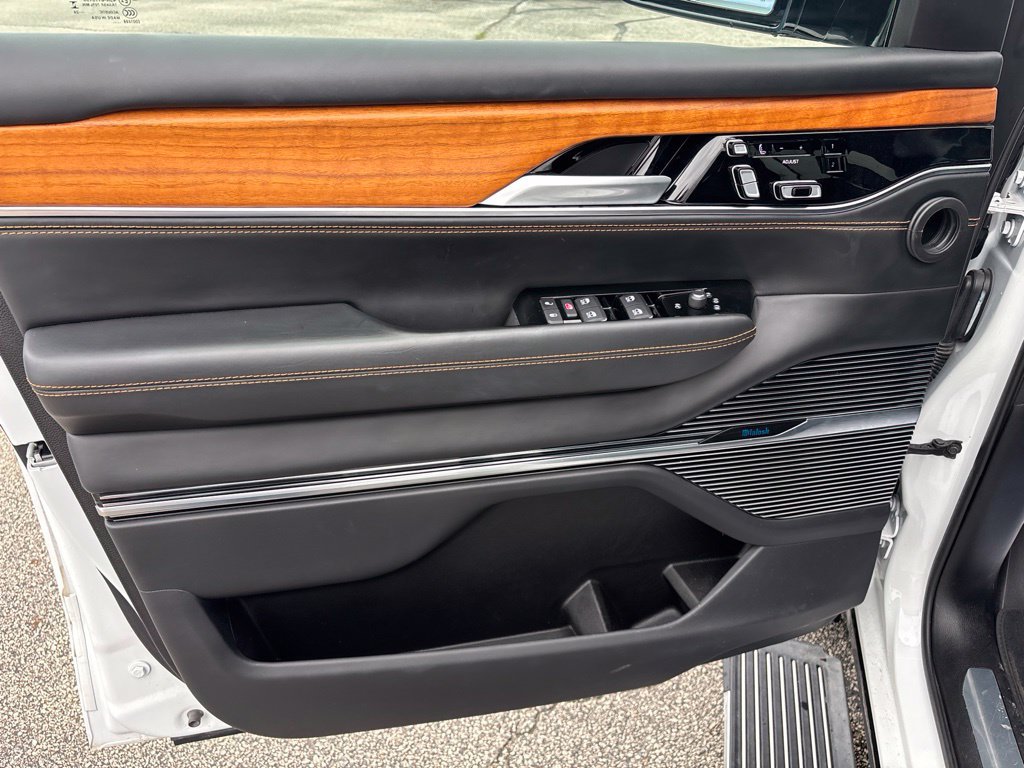 Used 2024 Jeep Grand Wagoneer Series III w/ Flexible Seating Group AWD/4WD image 19