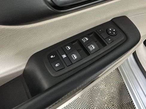 Used 2024 Chrysler Pacifica Touring-L FWD image 10