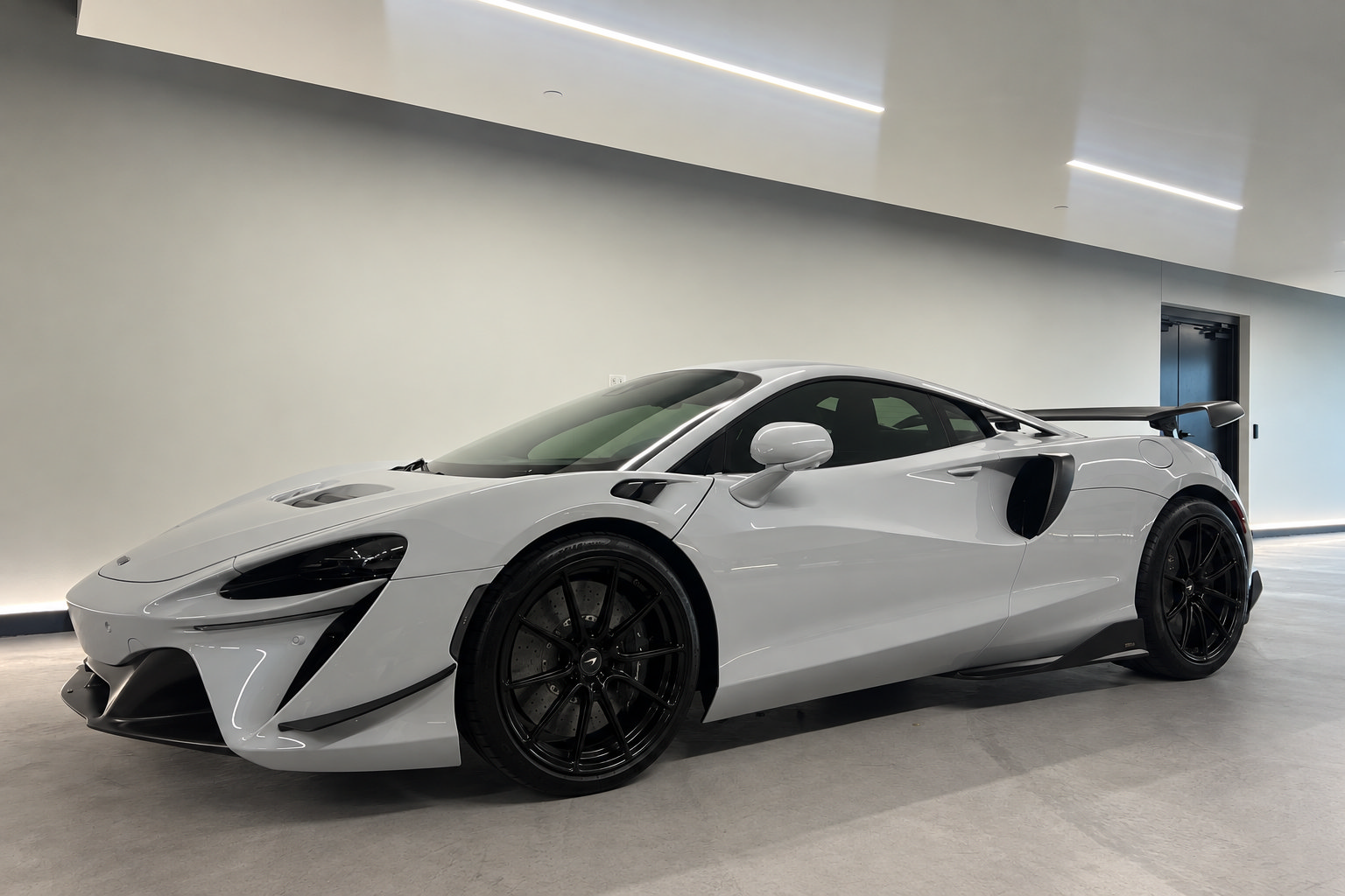 Used 2023 McLaren Artura RWD image 1