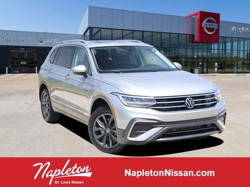 Used 2023 Volkswagen Tiguan SE w/ Panoramic Sunroof Package FWD image 1