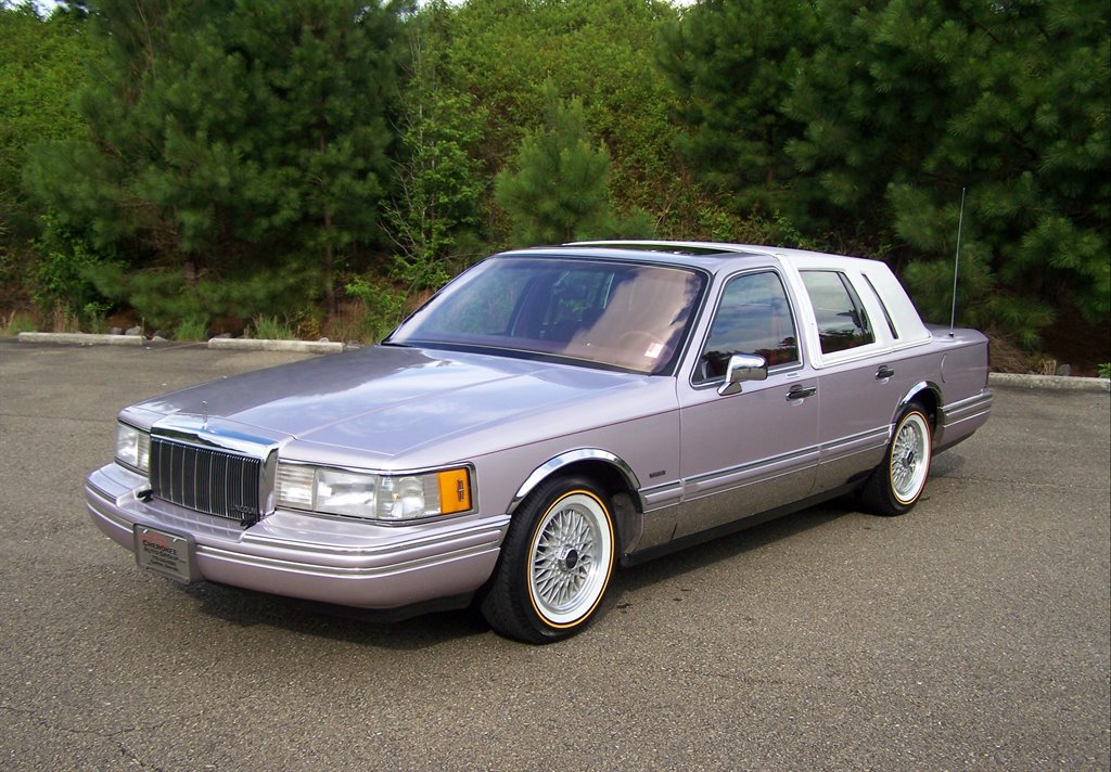 Used 1991 Lincoln Town Car Signature RWD image 1