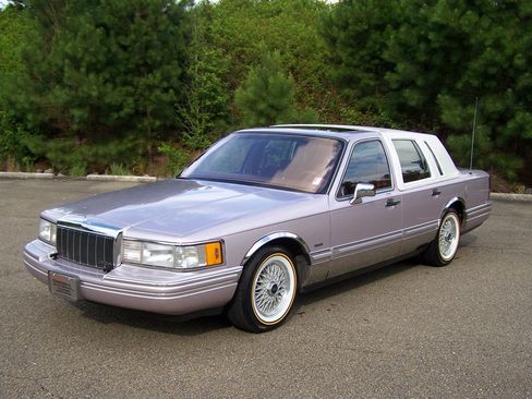 Used 1991 Lincoln Town Car Signature RWD image 1