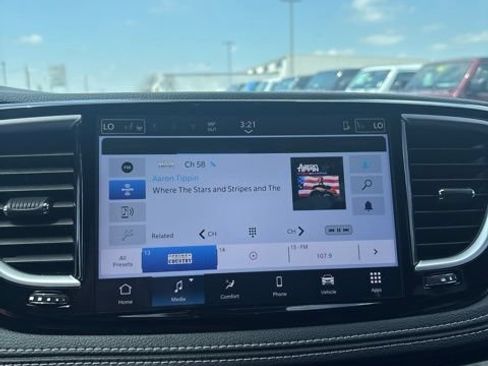 Used 2025 Chrysler Pacifica Select AWD/4WD image 36