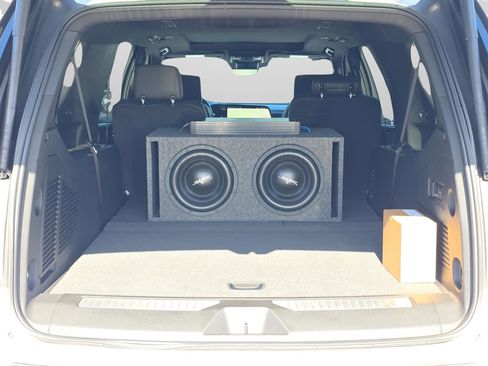 Used 2025 Chevrolet Suburban High Country image 12