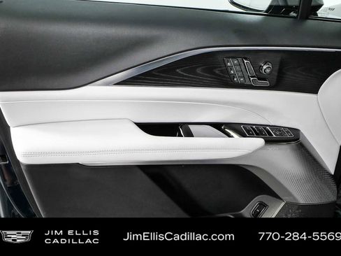 Used 2025 Cadillac Lyriq Luxury AWD/4WD image 6