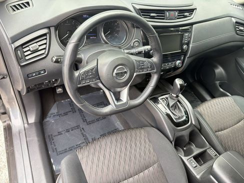 Used 2018 Nissan Rogue SV FWD image 4