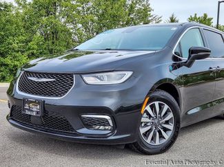 Used 2023 Chrysler Pacifica Touring-L FWD video 2