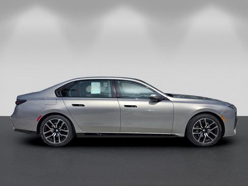 Used 2024 BMW 740i w/ Executive Package RWD image 3