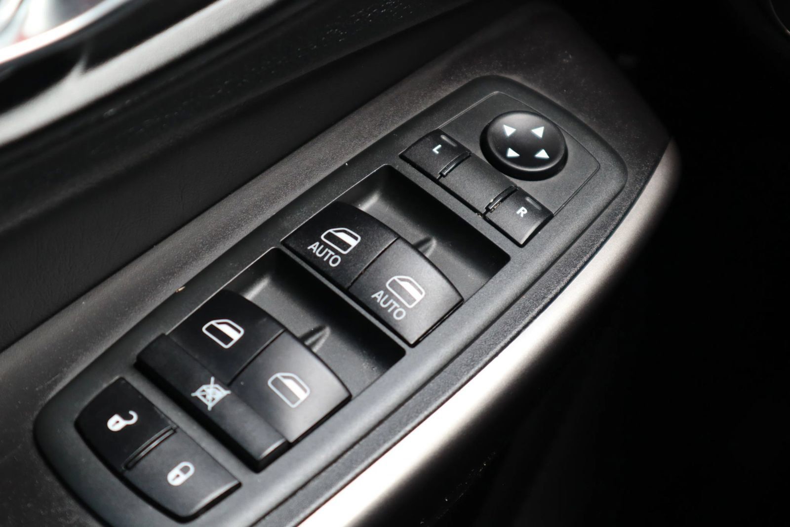 Used 2021 Jeep Cherokee Latitude Lux w/ Sun & Sound Group FWD image 32
