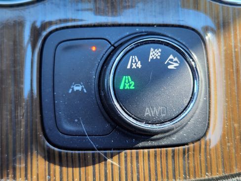 Used 2023 GMC Acadia SLE image 17