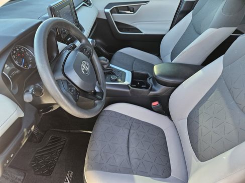 Used 2022 Toyota RAV4 XLE image 12