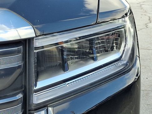 Used 2023 GMC Acadia AT4 w/ Technology Package AWD/4WD image 9