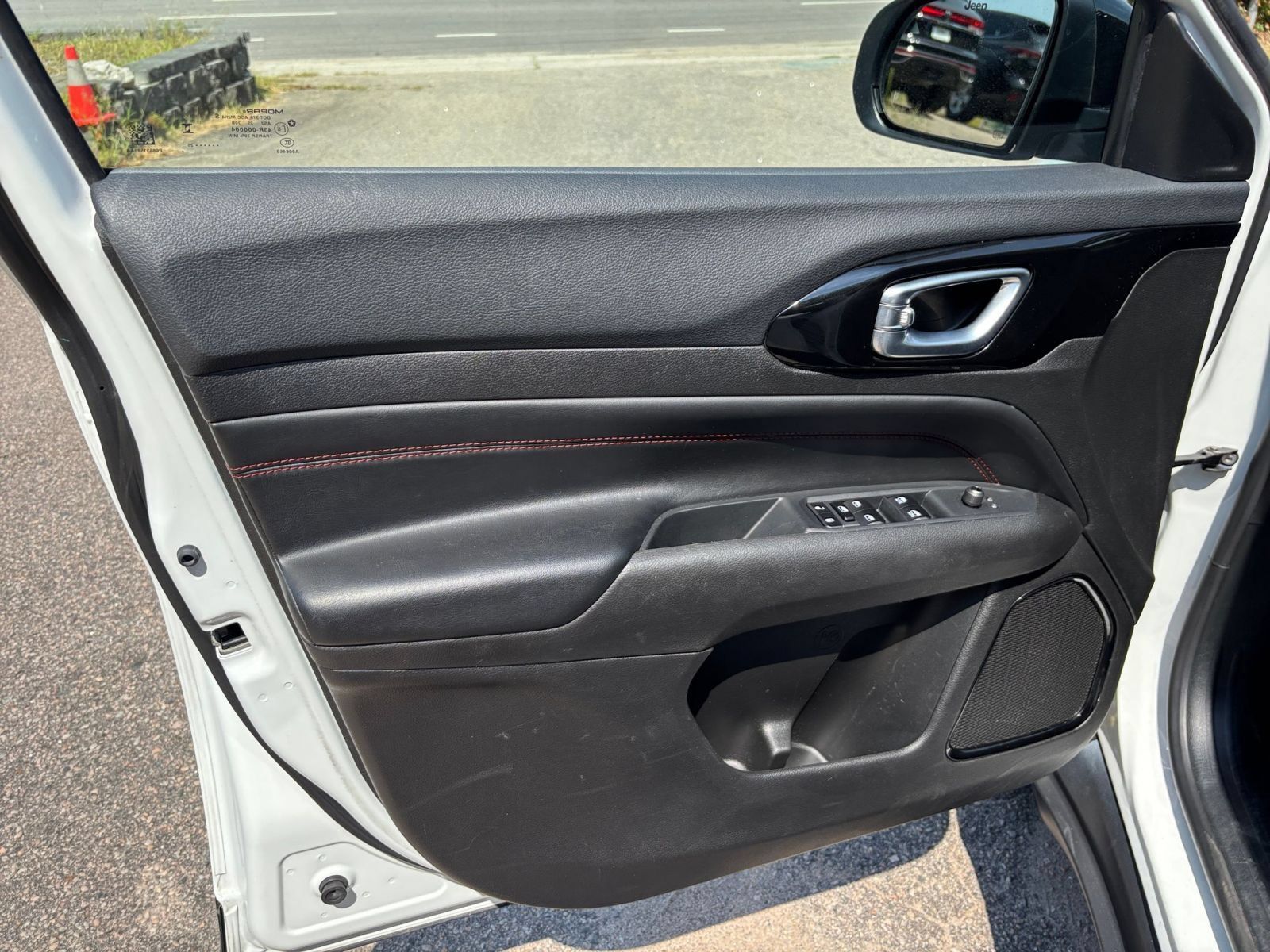Used 2025 Jeep Compass Trailhawk AWD/4WD image 18