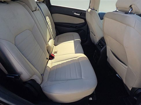 Used 2018 Ford Edge SE image 17