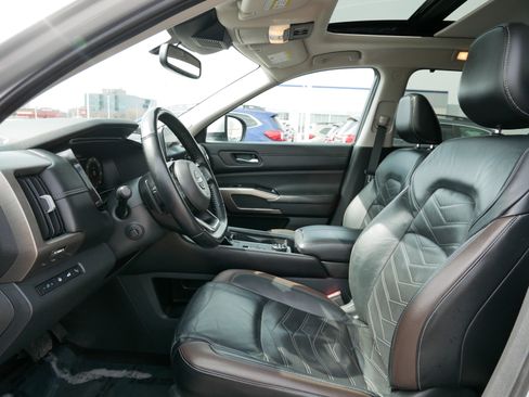 Used 2022 Nissan Pathfinder Platinum w/ Cargo Package image 31