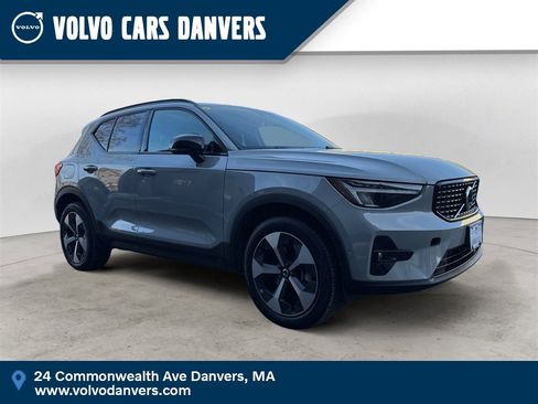 Certified 2025 Volvo XC40 B5 Plus image 1