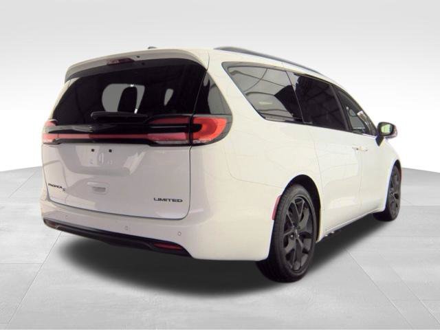 Used 2025 Chrysler Pacifica Limited FWD image 8