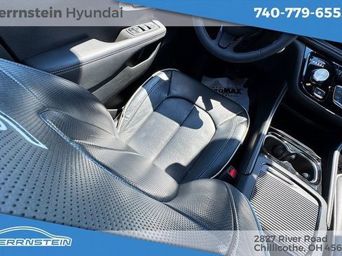 Used 2023 Chrysler Pacifica Limited w/ S Appearance Package image 14