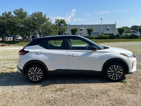 Used 2023 Nissan Kicks SV FWD image 4