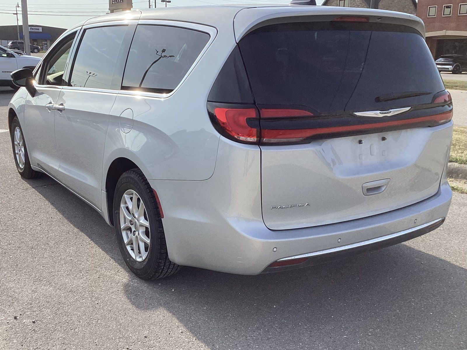 Used 2024 Chrysler Pacifica Touring-L FWD image 5