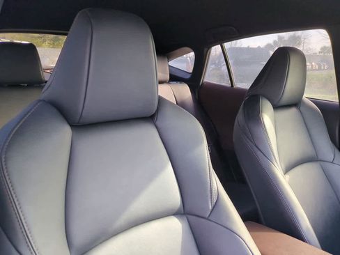 Certified 2023 Toyota Venza XLE image 7