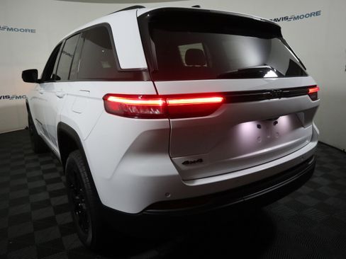 New 2026 Jeep Grand Cherokee Altitude AWD/4WD image 9