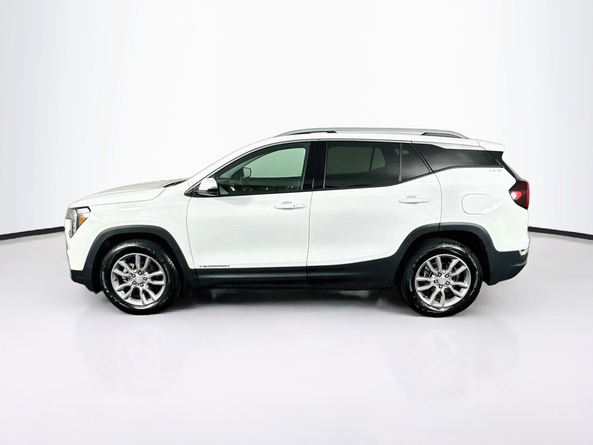 Used 2024 GMC Terrain SLT AWD/4WD image 4