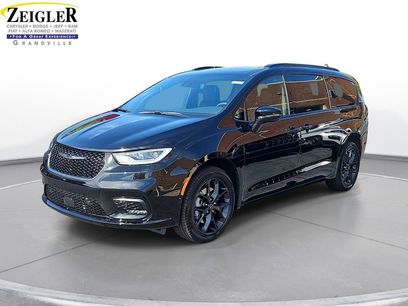 New 2026 Chrysler Pacifica Limited w/ S Appearance Package