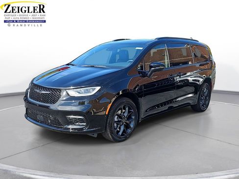 New 2026 Chrysler Pacifica Limited w/ S Appearance Package image 1