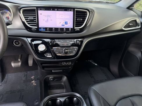 Used 2025 Chrysler Pacifica Select FWD image 18
