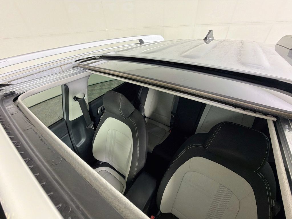 Used 2022 Hyundai Venue SEL FWD image 29
