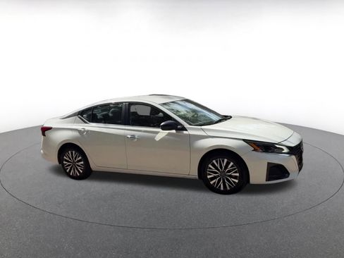 Used 2025 Nissan Altima 2.5 SV image 2