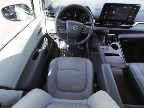 Used 2023 Toyota Sienna LE image 46