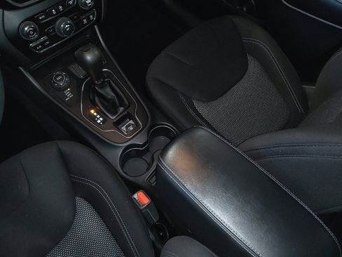 Used 2019 Jeep Cherokee Latitude w/ Popular Appearance Group image 26