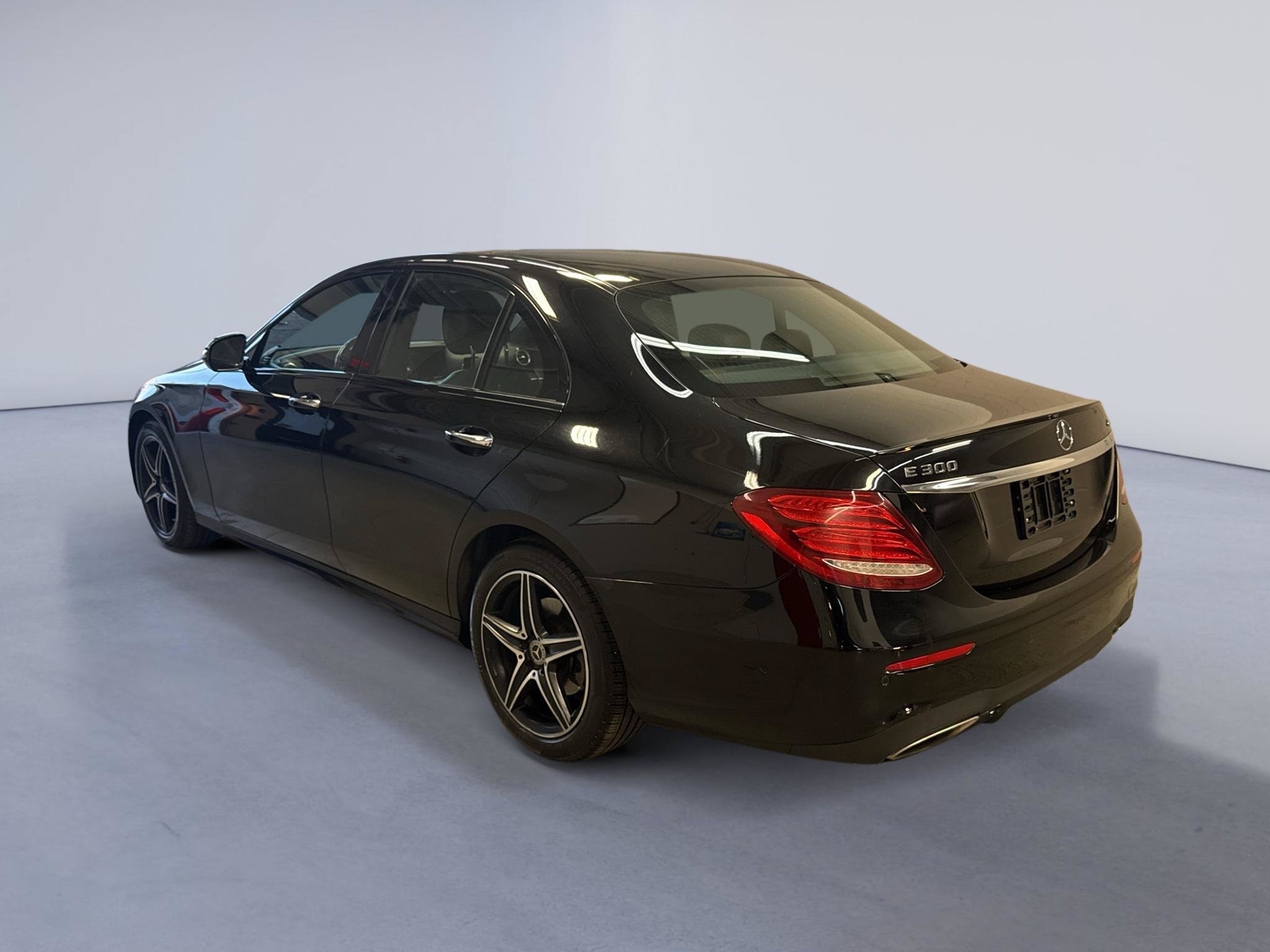 Used 2018 Mercedes-Benz E 300 4MATIC image 5