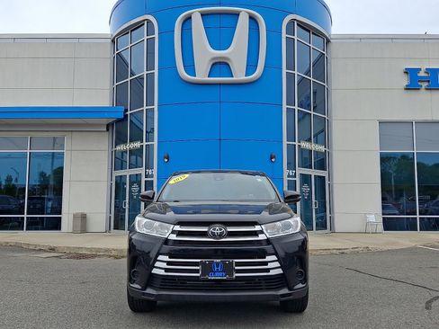 Used 2019 Toyota Highlander LE AWD/4WD image 2