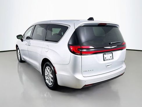 Used 2024 Chrysler Pacifica Touring-L FWD image 9
