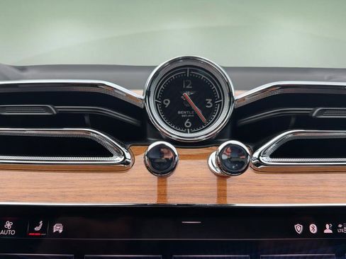 Used 2021 Bentley Bentayga image 35