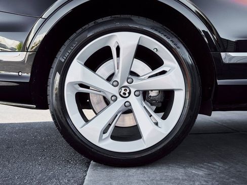 Used 2023 Bentley Bentayga Extended Wheelbase AWD/4WD image 19