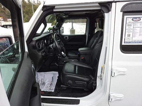 Used 2022 Jeep Gladiator Overland w/ Cold Weather Group image 17
